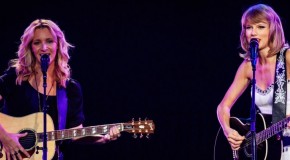 Lisa Kudrow reprend Smelly Cat avec Taylor Swift